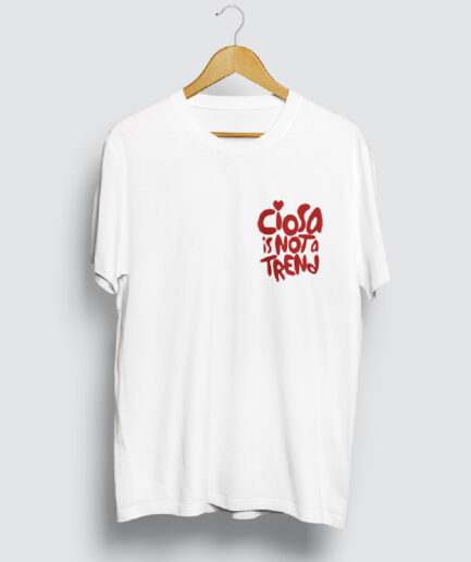 T-shirt Ciosa is not a trend - Frontale: immagine frontale della t-shirt con scritta “Ciosa is not a trend”.