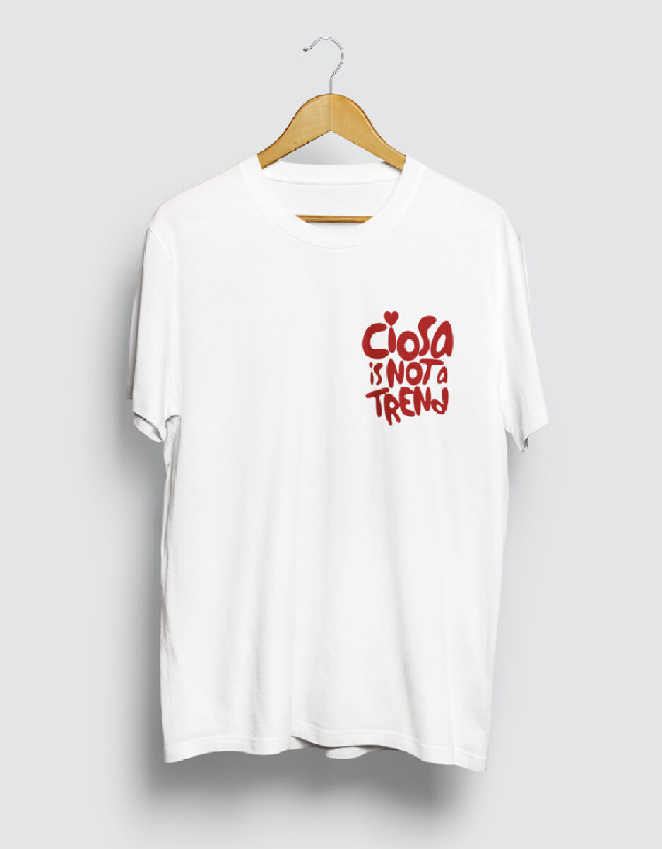 T-shirt Ciosa is not a trend - Frontale: immagine frontale della t-shirt con scritta “Ciosa is not a trend”.