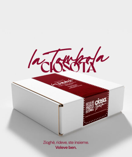 Scatola della Tombola Ciosota 2026 con fascetta bordeaux e slogan “Zioghè, rideve, ste insieme. Voleve ben.”