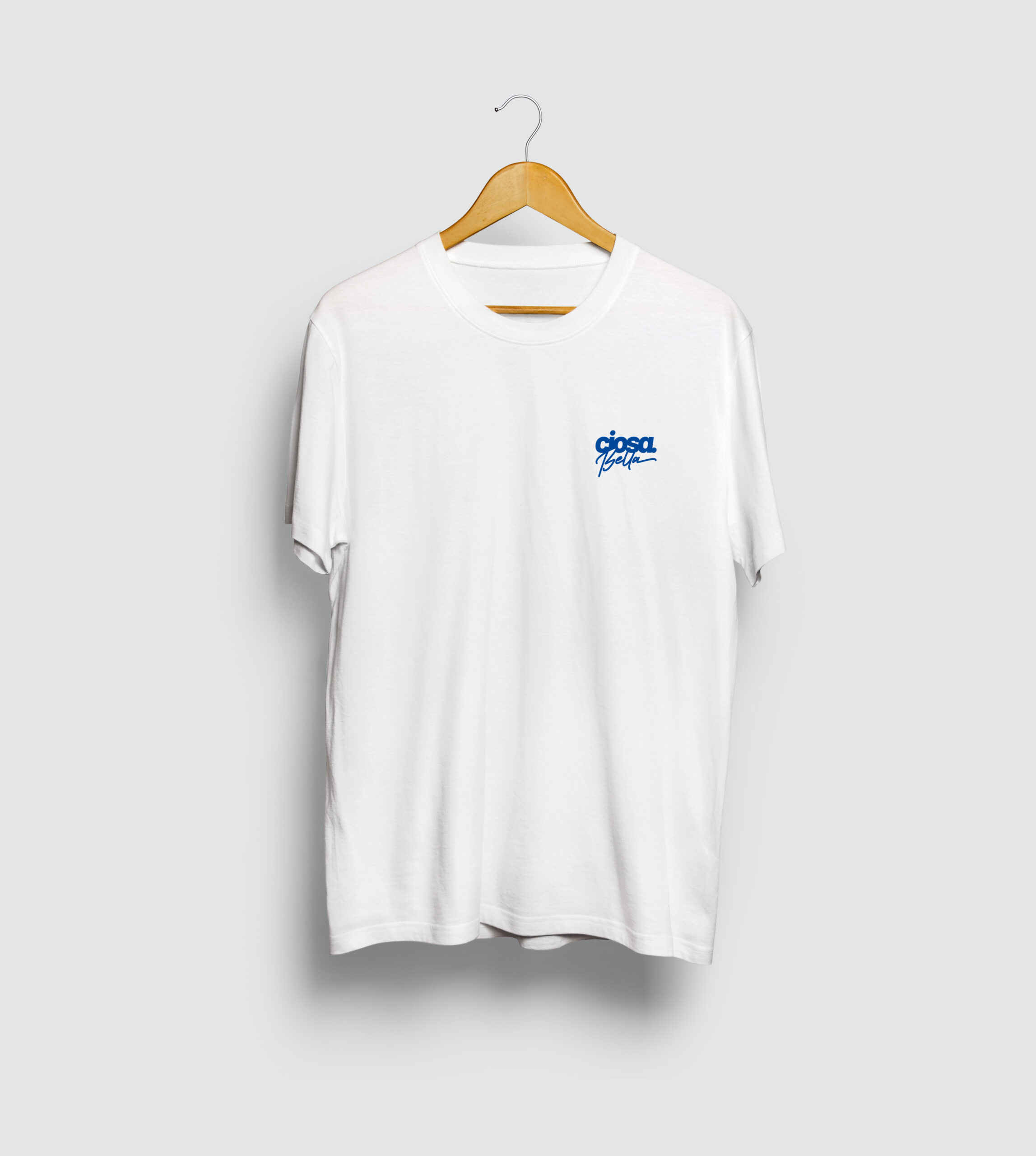 T-shirt CiosaBella bianca con logo frontale T-shirt bianca CiosaBella con logo sul petto, maglietta minimal merchandising Chioggia