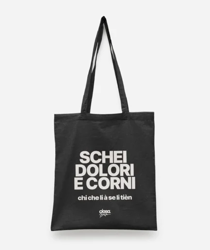 Totebag nera CiosaBella con scritta ironica Schei dolori e corni chi che li gà se li tien